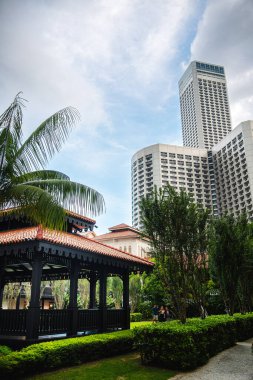 Singapur - 1 Temmuz 2023: Güneşli havada Singapur Şehir Merkezi, HDR Görüntü