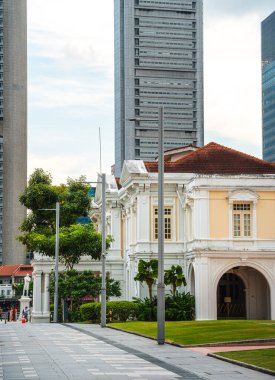 Singapur - 1 Temmuz 2023: Güneşli havada Singapur Şehir Merkezi, HDR Görüntü