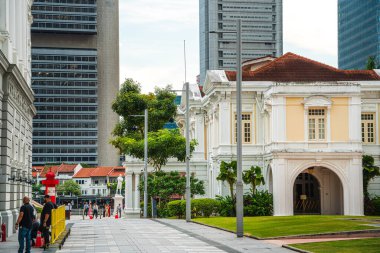 Singapur - 1 Temmuz 2023: Güneşli havada Singapur Şehir Merkezi, HDR Görüntü
