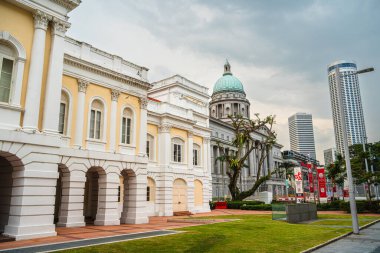 Singapur - 1 Temmuz 2023: Güneşli havada Singapur Şehir Merkezi, HDR Görüntü