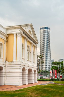 Singapur - 1 Temmuz 2023: Güneşli havada Singapur Şehir Merkezi, HDR Görüntü