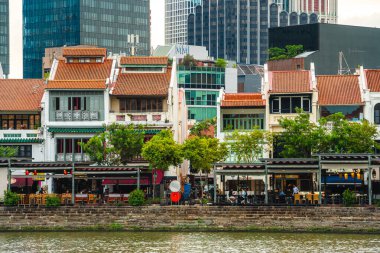 Singapur - 1 Temmuz 2023: Güneşli havada Singapur Şehir Merkezi, HDR Görüntü