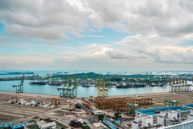 Singapur - Temmuz 12023: Bulutlu havada şehir silueti, HDR Görüntü