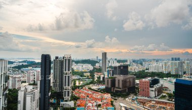 Singapur - Temmuz 12023: Bulutlu havada şehir silueti, HDR Görüntü