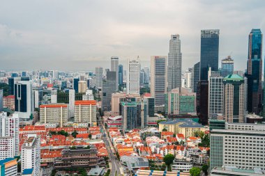 Singapur - Temmuz 12023: Bulutlu havada şehir silueti, HDR Görüntü