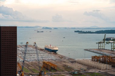 Singapur - Temmuz 12023: Bulutlu havada şehir silueti, HDR Görüntü