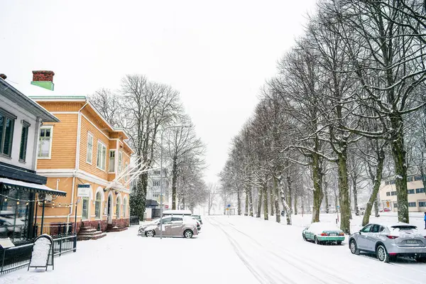 Mariehamn, Aland, Finlandiya - 25 Mart 2023: Karlı havada tarihi kent merkezi