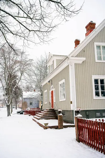 Mariehamn, Aland, Finlandiya - 25 Mart 2023: Karlı havada tarihi kent merkezi