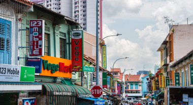 Singapur - 1 Temmuz 2023: Kampong Glam Bulutlu Hava Bölgesi, HDR Görüntü