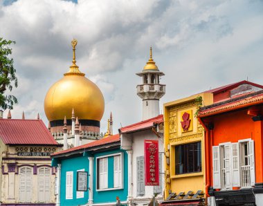 Singapur - 1 Temmuz 2023: Kampong Glam Bulutlu Hava Bölgesi, HDR Görüntü