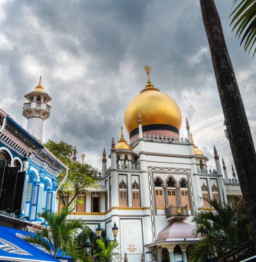 Singapur - 1 Temmuz 2023: Kampong Glam Bulutlu Hava Bölgesi, HDR Görüntü