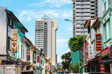 Singapur - Temmuz 12023: Singapur 'un küçük Hindistan bölgesi Bulutlu havada, HDR Image
