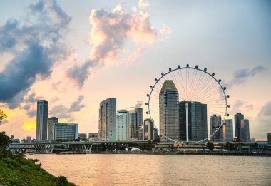 Singapur - Temmuz 12023: Singapur Nehri ve Limanı çevresindeki simgeler, HDR Görüntü