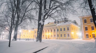 Turku, Finlandiya - 27 Mart 2023: Geceleyin tarihi simgeler, HDR Image