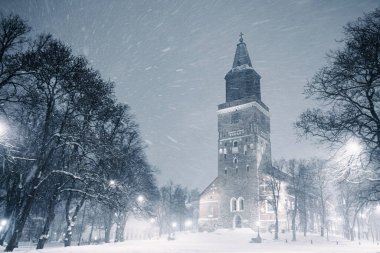 Turku, Finlandiya - 27 Mart 2023: Geceleyin tarihi simgeler, HDR Image