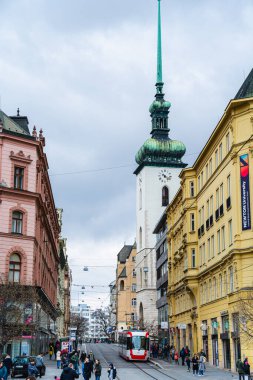 Brno, Çek Cumhuriyeti - Mart 12023: Bulutlu havada tarihi kent merkezi, HDR Görüntü