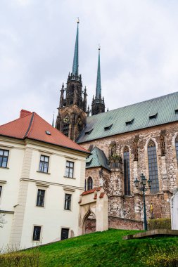 Brno, Çek Cumhuriyeti - Mart 12023: Bulutlu havada tarihi kent merkezi, HDR Görüntü