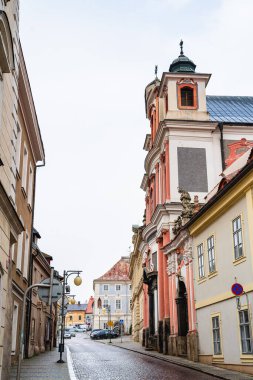 Kutna Hora, Çek Cumhuriyeti - Mart 12023: Bulutlu havada tarihi şehir merkezi, HDR Görüntü