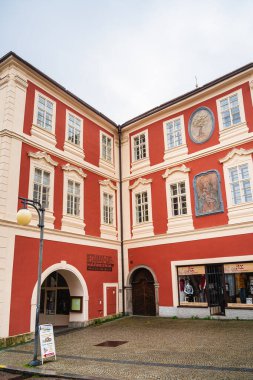 Kutna Hora, Çek Cumhuriyeti - Mart 12023: Bulutlu havada tarihi şehir merkezi, HDR Görüntü