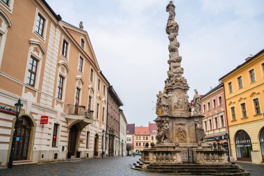 Kutna Hora, Çek Cumhuriyeti - Mart 12023: Bulutlu havada tarihi şehir merkezi, HDR Görüntü