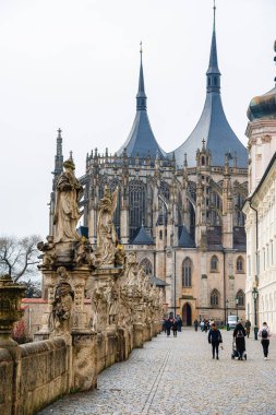 Kutna Hora, Çek Cumhuriyeti - Mart 12023: Bulutlu havada tarihi şehir merkezi, HDR Görüntü