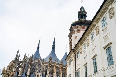 Kutna Hora, Çek Cumhuriyeti - Mart 12023: Bulutlu havada tarihi şehir merkezi, HDR Görüntü