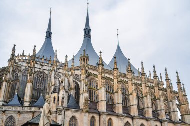 Kutna Hora, Çek Cumhuriyeti - Mart 12023: Bulutlu havada tarihi şehir merkezi, HDR Görüntü
