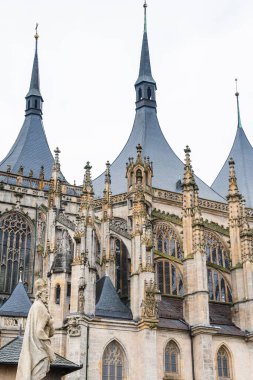 Kutna Hora, Çek Cumhuriyeti - Mart 12023: Bulutlu havada tarihi şehir merkezi, HDR Görüntü