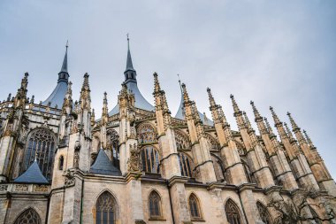 Kutna Hora, Çek Cumhuriyeti - Mart 12023: Bulutlu havada tarihi şehir merkezi, HDR Görüntü