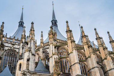 Kutna Hora, Çek Cumhuriyeti - Mart 12023: Bulutlu havada tarihi şehir merkezi, HDR Görüntü