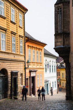 Kutna Hora, Çek Cumhuriyeti - Mart 12023: Bulutlu havada tarihi şehir merkezi, HDR Görüntü