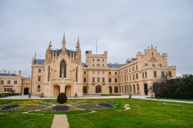 Valtice, Çek Cumhuriyeti - Mart 12023: Bulutlu havada tarihi kale, HDR Görüntü