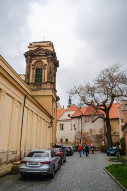 Mikulov, Çek Cumhuriyeti - Mart 12023: Bulutlu havada tarihi kent simgeleri, HDR Görüntü