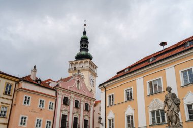 Mikulov, Çek Cumhuriyeti - Mart 12023: Bulutlu havada tarihi kent simgeleri, HDR Görüntü