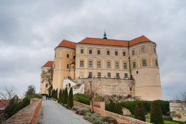 Mikulov, Çek Cumhuriyeti - Mart 12023: Bulutlu havada tarihi kent simgeleri, HDR Görüntü