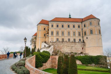 Mikulov, Çek Cumhuriyeti - Mart 12023: Bulutlu havada tarihi kent simgeleri, HDR Görüntü