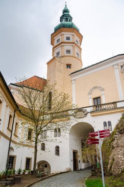Mikulov, Çek Cumhuriyeti - Mart 12023: Bulutlu havada tarihi kent simgeleri, HDR Görüntü
