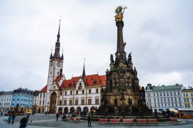 Olomouc, Çek Cumhuriyeti - Mart 12023: Bulutlu havada tarihi kent merkezi, HDR Görüntü