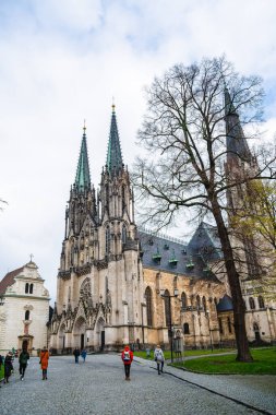 Olomouc, Çek Cumhuriyeti - Mart 12023: Bulutlu havada tarihi kent merkezi, HDR Görüntü