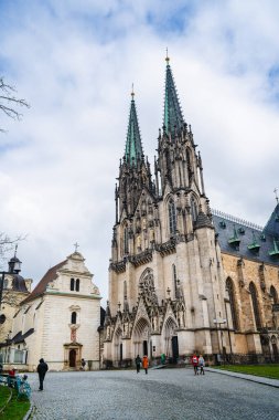 Olomouc, Çek Cumhuriyeti - Mart 12023: Bulutlu havada tarihi kent merkezi, HDR Görüntü