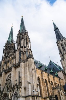 Olomouc, Çek Cumhuriyeti - Mart 12023: Bulutlu havada tarihi kent merkezi, HDR Görüntü