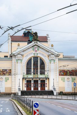 Pardubice, Çek Cumhuriyeti - Mart 12023: Bulutlu havada tarihi şehir merkezi, HDR Görüntü