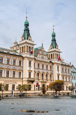 Pardubice, Çek Cumhuriyeti - Mart 12023: Bulutlu havada tarihi şehir merkezi, HDR Görüntü