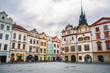 Pardubice, Çek Cumhuriyeti - Mart 12023: Bulutlu havada tarihi şehir merkezi, HDR Görüntü