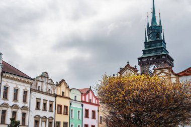 Pardubice, Çek Cumhuriyeti - Mart 12023: Bulutlu havada tarihi şehir merkezi, HDR Görüntü