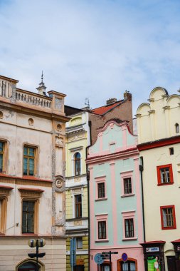 Pardubice, Çek Cumhuriyeti - Mart 12023: Bulutlu havada tarihi şehir merkezi, HDR Görüntü