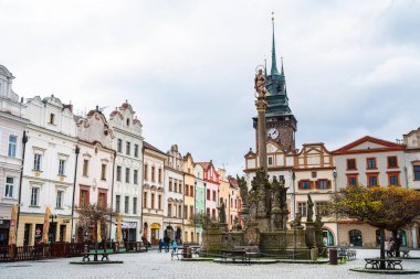 Pardubice, Çek Cumhuriyeti - Mart 12023: Bulutlu havada tarihi şehir merkezi, HDR Görüntü