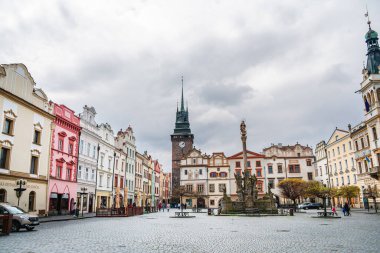Pardubice, Çek Cumhuriyeti - Mart 12023: Bulutlu havada tarihi şehir merkezi, HDR Görüntü