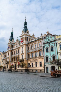 Pardubice, Çek Cumhuriyeti - Mart 12023: Bulutlu havada tarihi şehir merkezi, HDR Görüntü
