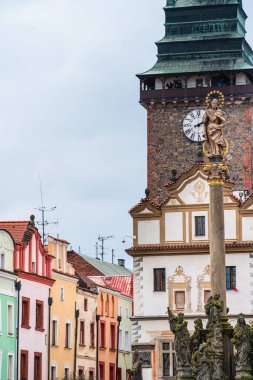 Pardubice, Çek Cumhuriyeti - Mart 12023: Bulutlu havada tarihi şehir merkezi, HDR Görüntü